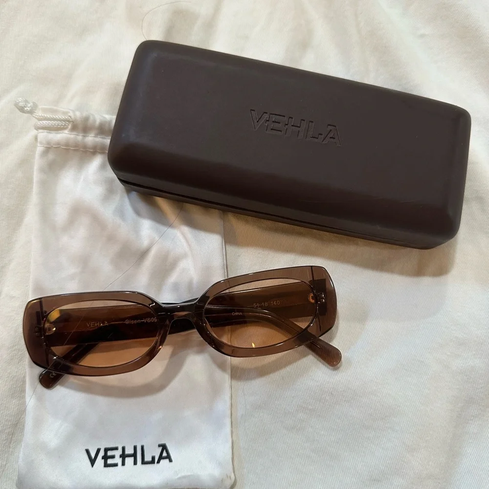 VEHLA Brown Rectangular Sunglasses - Picture 2 of 7